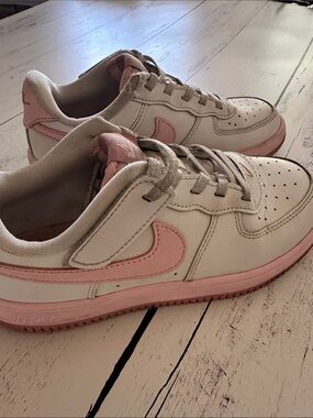 Nike Kids White Leather Sneakers with Pink Swoosh size 2